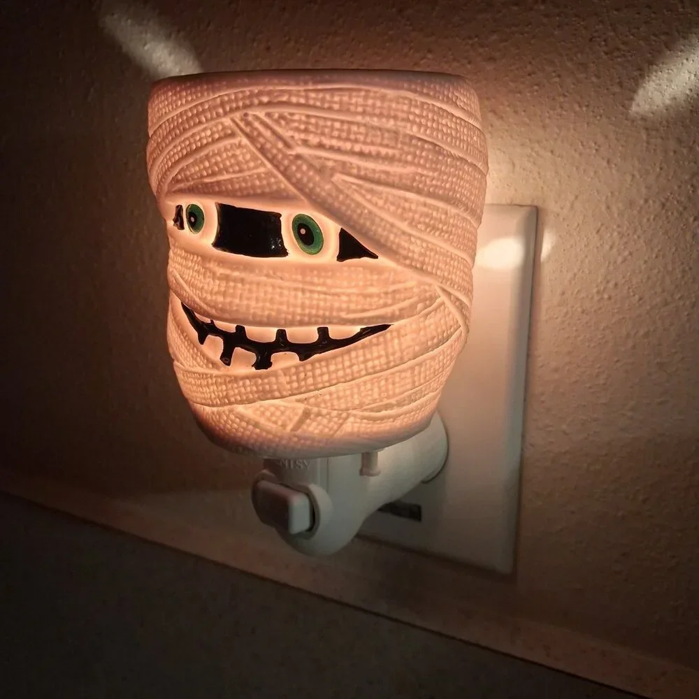 Scentsy Under Wraps Halloween Mummy Plug-In Wax Warmer With Box & Bulb *RETIRED* - Picture 2 of 15